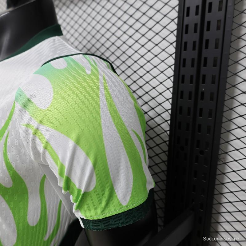 قميص اللاعب خارج أرضه، إصدار 2026، نيجيريا، أبيض مع شريط أخضر