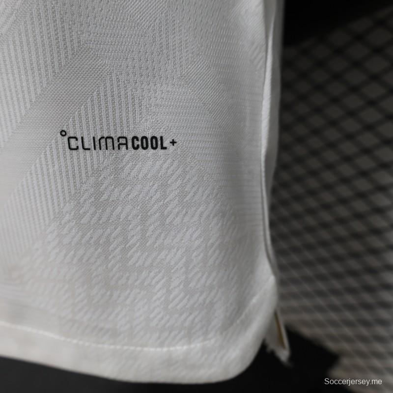 قميص اللاعب رقم 26/27 للمملكة العربية السعودية  قميص المباراة الرئيسي باللونين الأبيض والذهبي