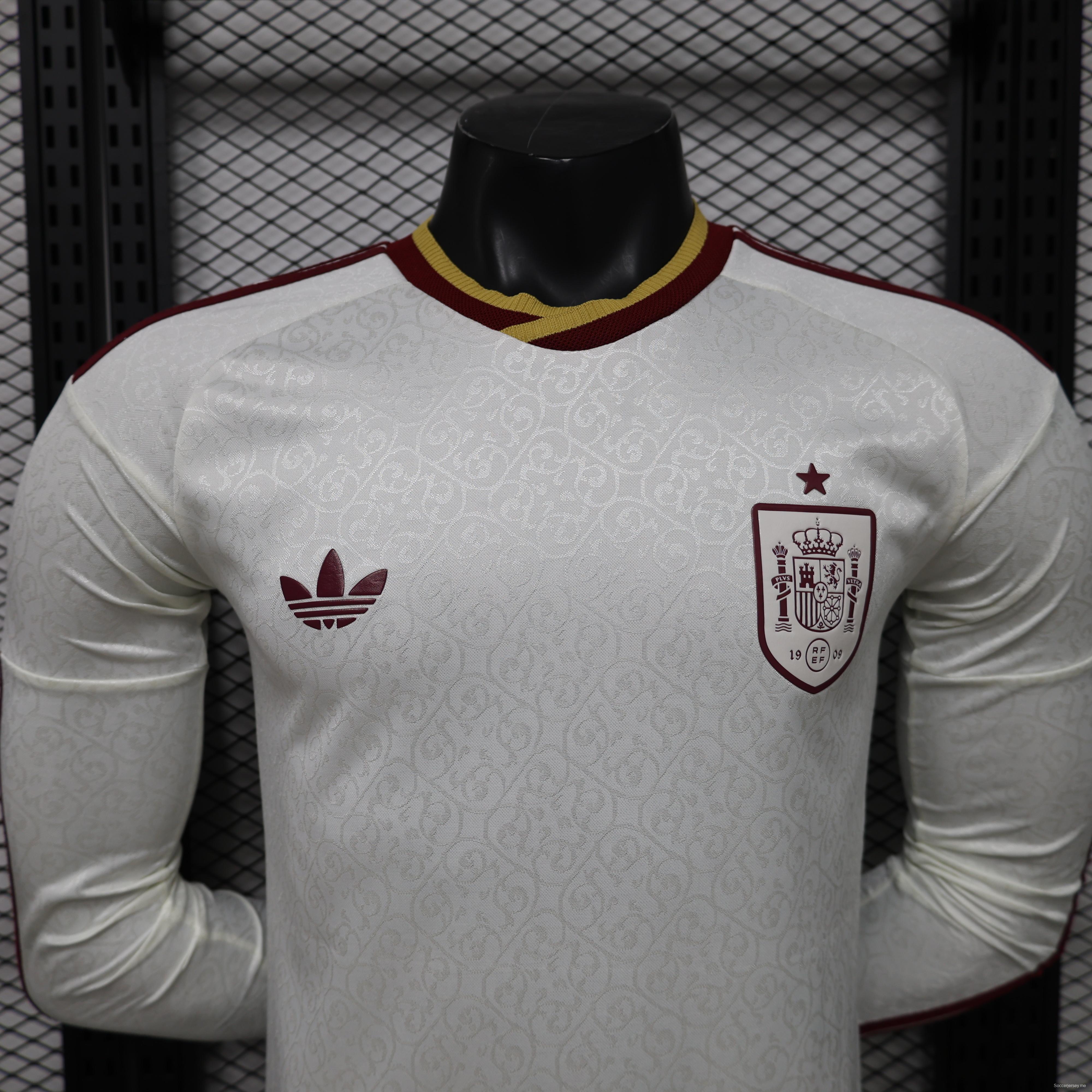 قميص اللاعب ذو الأكمام الطويلة باللون الأبيض لمباريات إسبانيا خارج أرضها للموسم 26/27