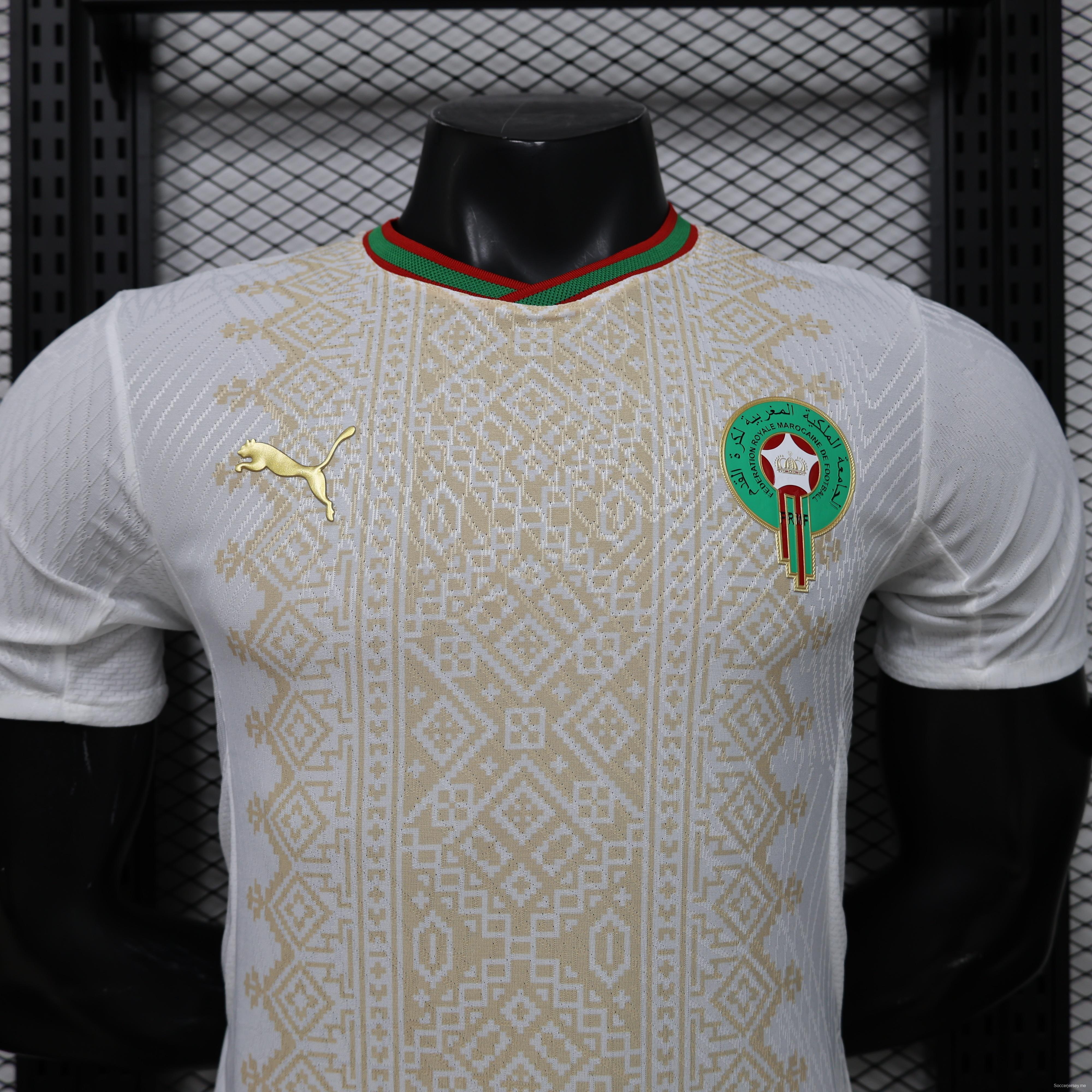 إصدار اللاعب 26/27  المغرب  خارج أرضه  قميص أبيض وذهبي بنقوش أمازيغية