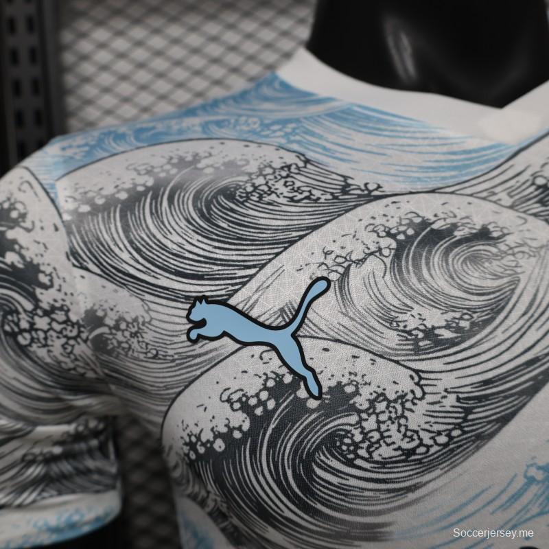 قميص الهلال لكرة القدم، إصدار اللاعبين 26/27، أبيض وأزرق، بنقشة موجة هوكوساي، إصدار خاص للملابس الخارجية