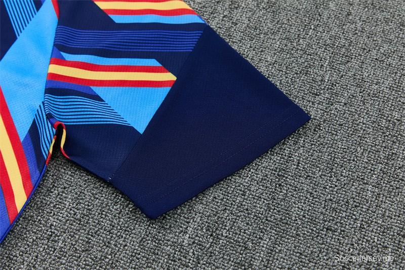 26/27 قميص أزرق داكن متعدد الألوان بخطوط مائلة وأكمام قصيرة + شورت كرة قدم