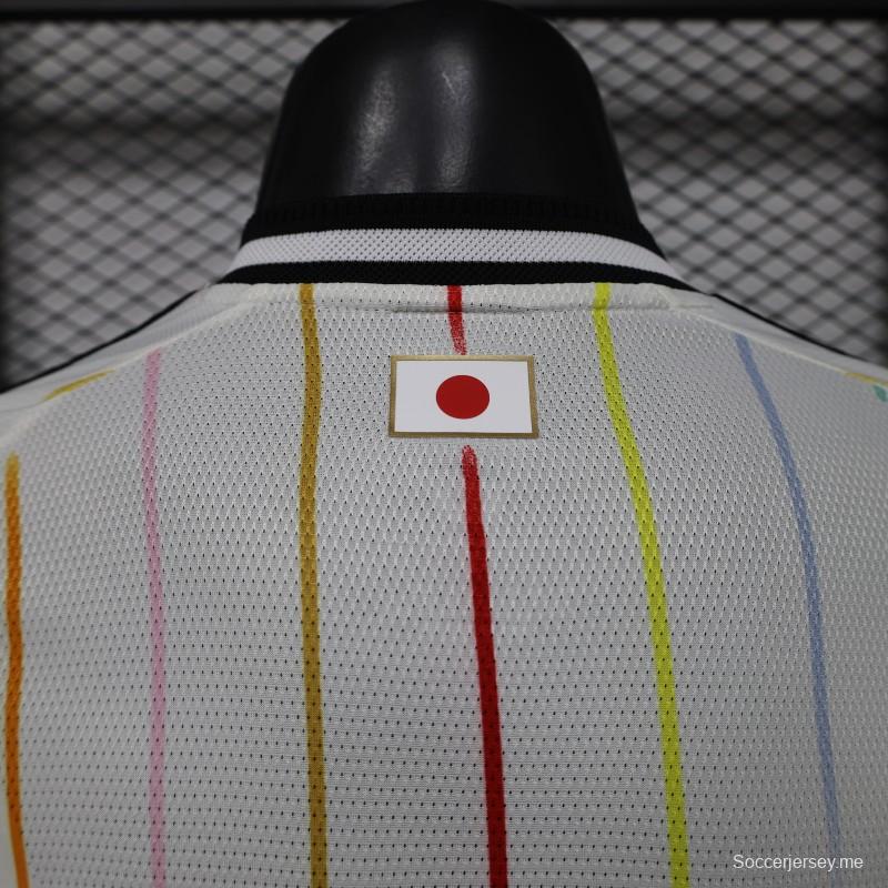 قميص لاعب طويل الأكمام من الإصدار 2026، الإصدار الخاص باليابان، باللون الأبيض مع خطوط رفيعة بألوان قوس قزح