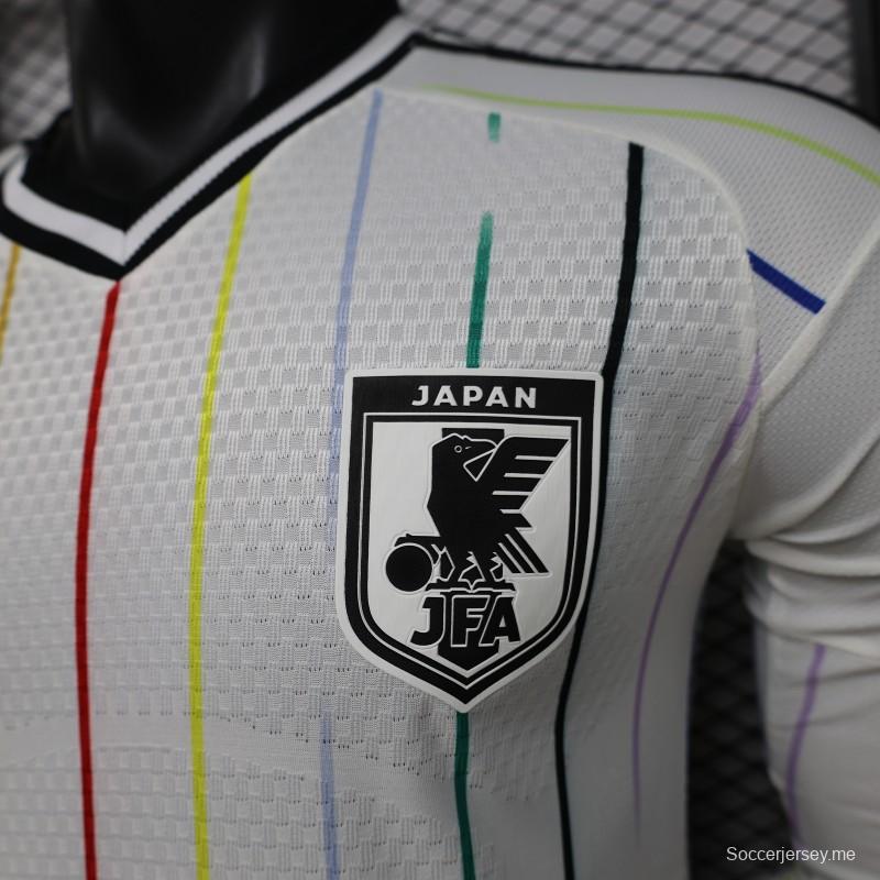 قميص لاعب طويل الأكمام من الإصدار 2026، الإصدار الخاص باليابان، باللون الأبيض مع خطوط رفيعة بألوان قوس قزح