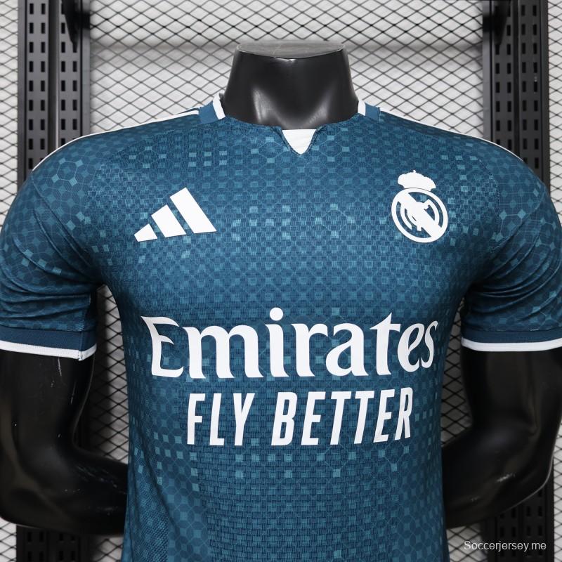 قميص ريال مدريد للعب خارج أرضه للموسم 2026/2027 باللون الأزرق المخضر