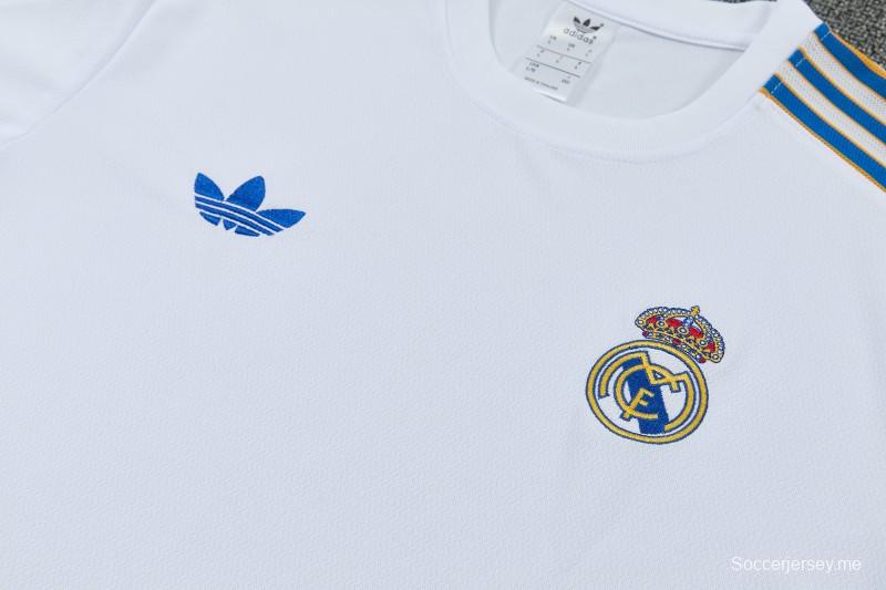26/27 بدلة رياضية بيضاء من ريال مدريد بأكمام قصيرة + بنطال طويل