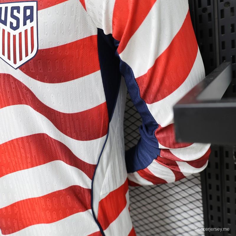 قميص اللاعب رقم 2026 باللونين الأبيض والأحمر مع شريط متموج، قميص المباراة على أرض الفريق بأكمام طويلة