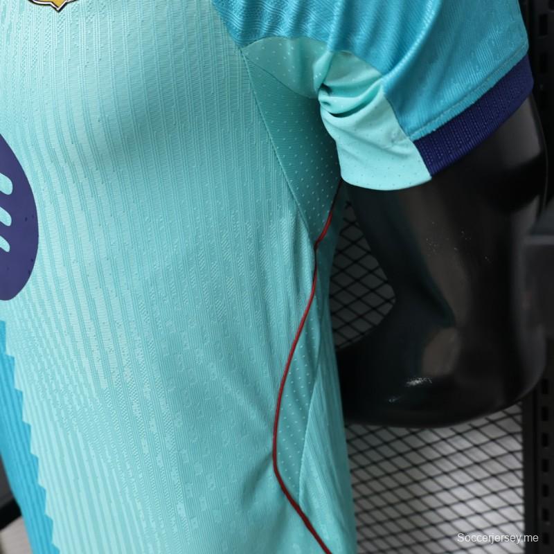 القميص الثالث لفريق لاعبي برشلونة للموسم 2026/2027 باللونين الأزرق المخضر والأزرق المائي