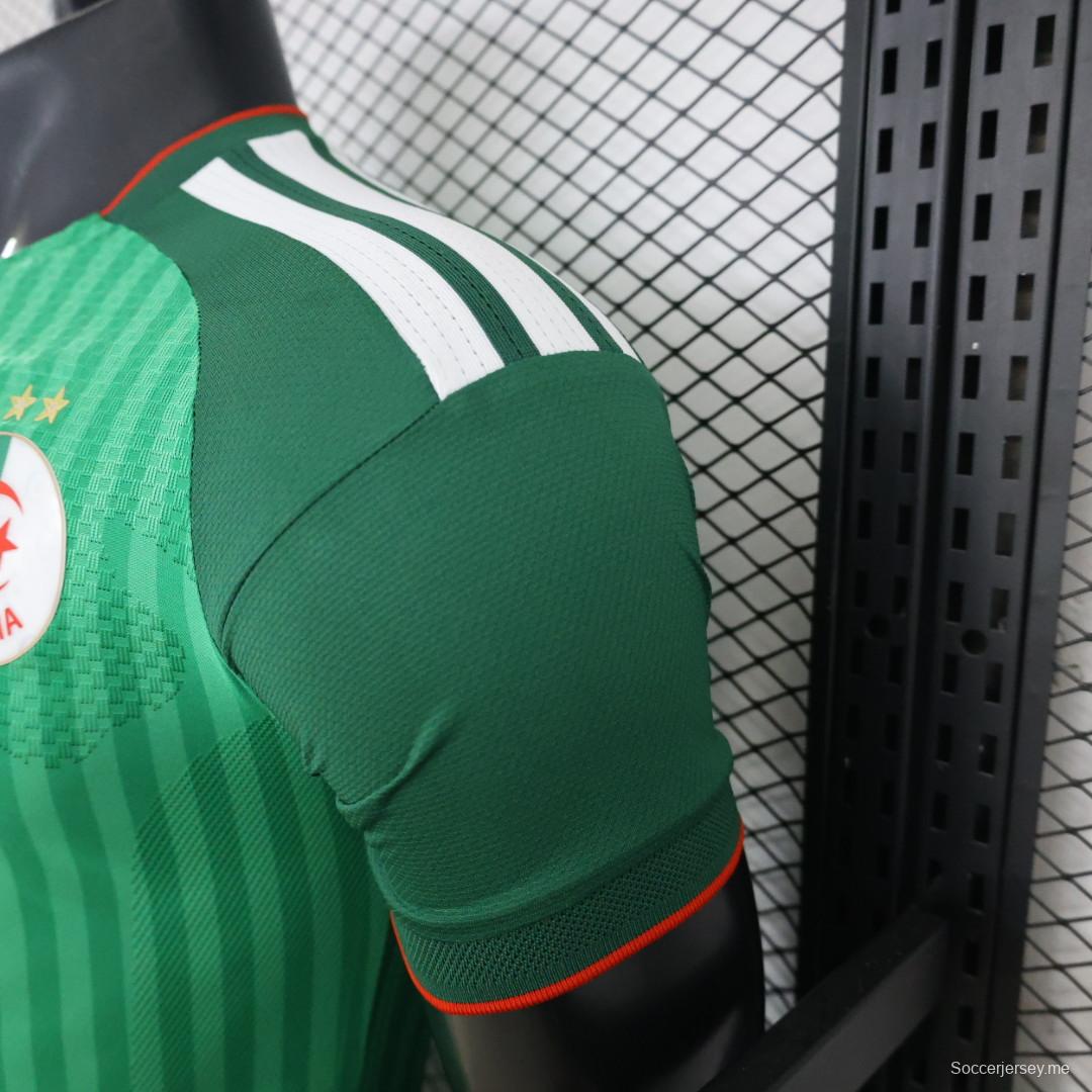 قميص اللاعب الإصدار 26/27  الجزائر الأخضر المخطط بياقة على شكل V، الإصدار الخاص