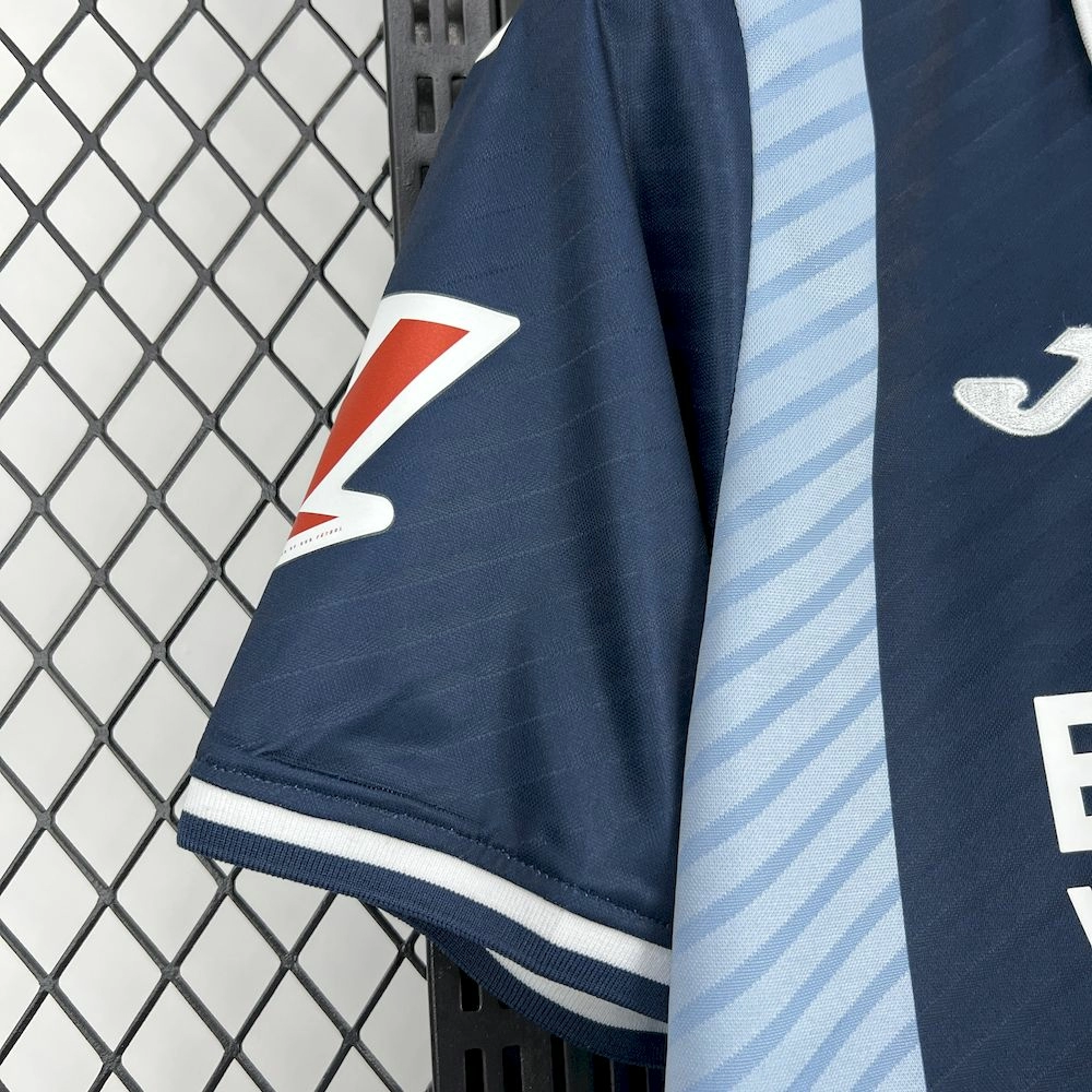 2025/25/26 قميص نادي قرطبة لكرة القدم خارج ملعبه