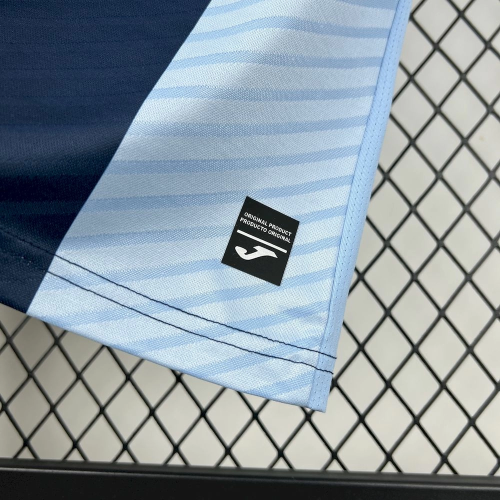 2025/25/26 قميص نادي قرطبة لكرة القدم خارج ملعبه