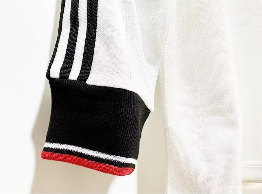 قميص بأكمام طويلة الأكمام ريترو 1983/84 مانشستر يونايتد خارج الديار بأكمام طويلة
