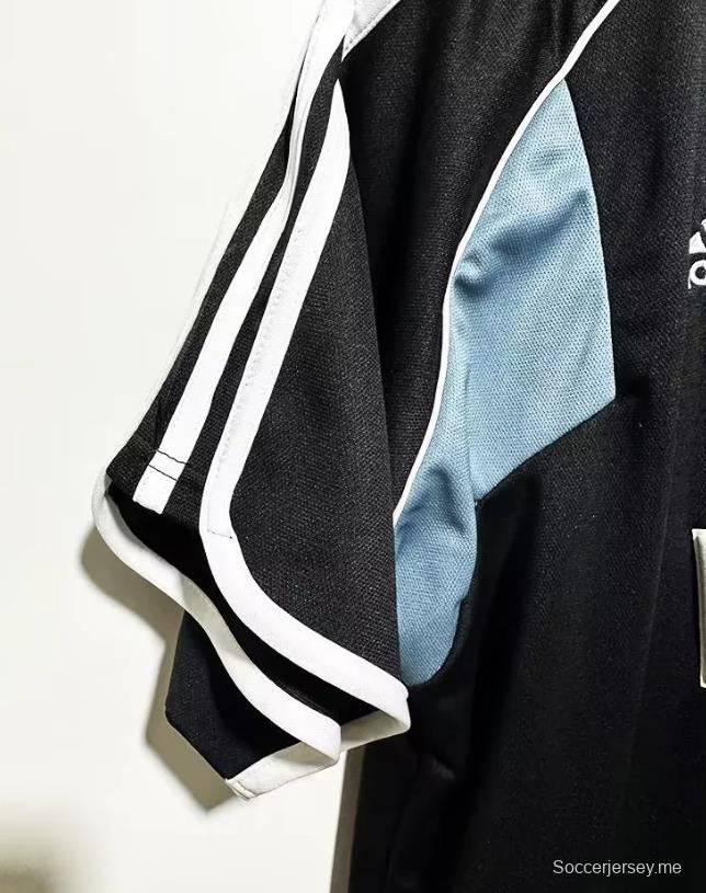 قميص نيوكاسل يونايتد الرجعية 00/01 خارج ملعب نيوكاسل يونايتد
