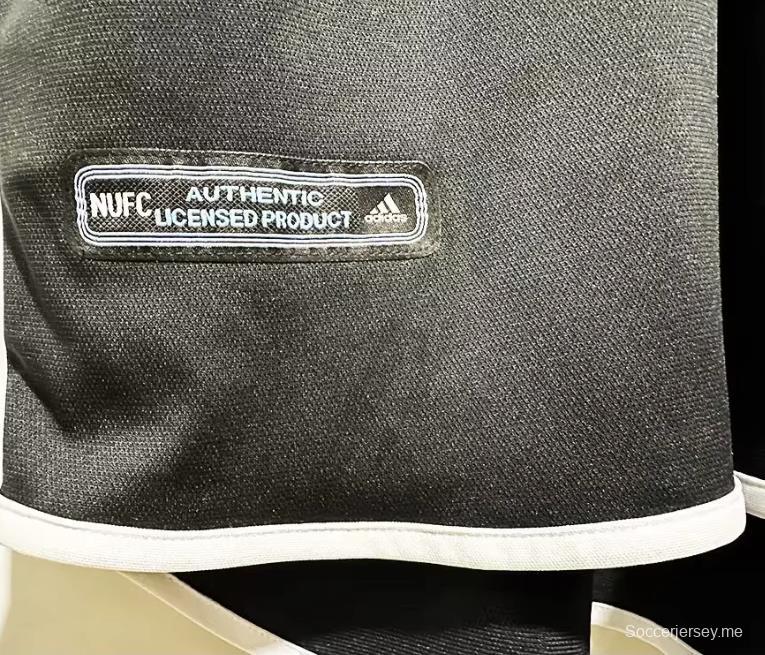 قميص نيوكاسل يونايتد الرجعية 00/01 خارج ملعب نيوكاسل يونايتد
