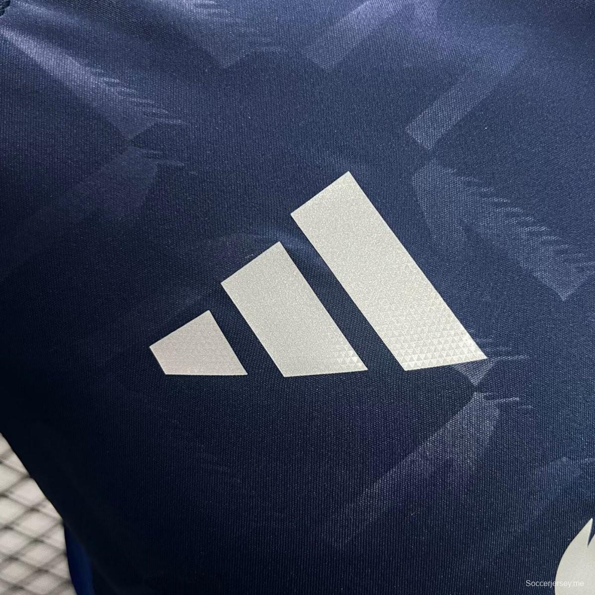 إصدار اللاعب 24/25 قميص مانشستر يونايتد خارجي باللون الكحلي 24/25
