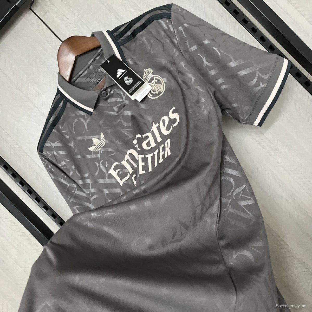 24/25 قميص ريال مدريد الثالث باللون الأسود 24/25 ريال مدريد الثالث
