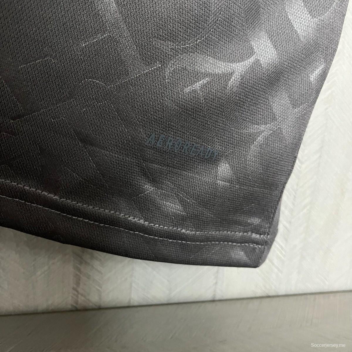 24/25 قميص ريال مدريد الثالث باللون الأسود 24/25 ريال مدريد الثالث
