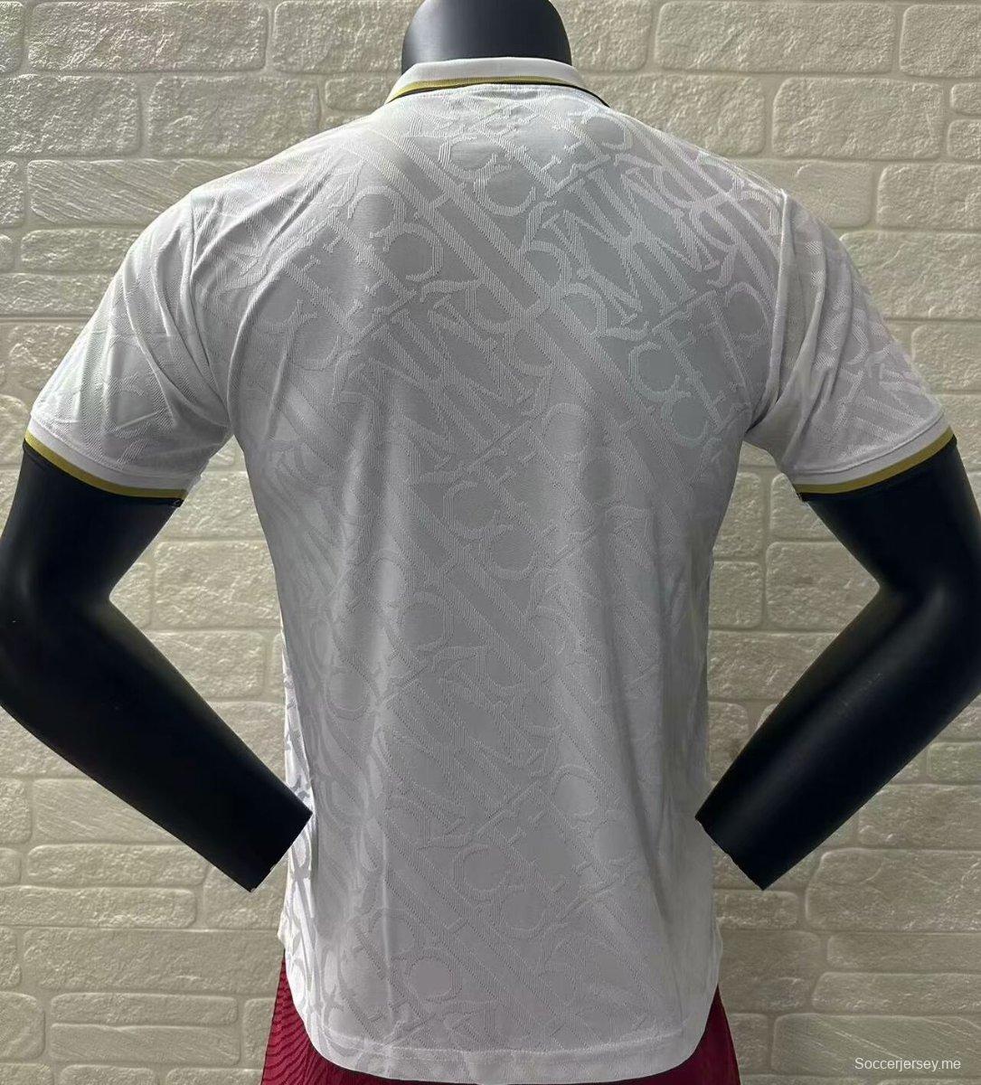 نسخة اللاعب 24/25 قميص ريال مدريد الأبيض الخاص قبل المباراة
