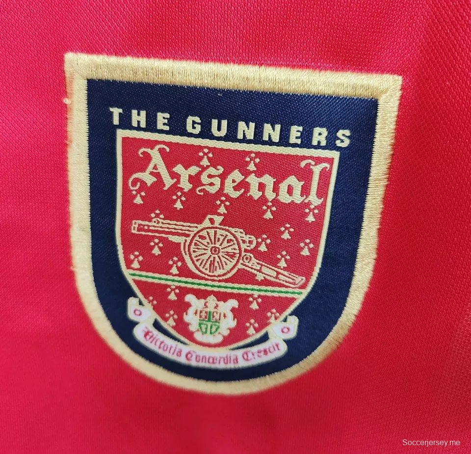 قميص قديم 99/00 لأرسنال على أرضه
