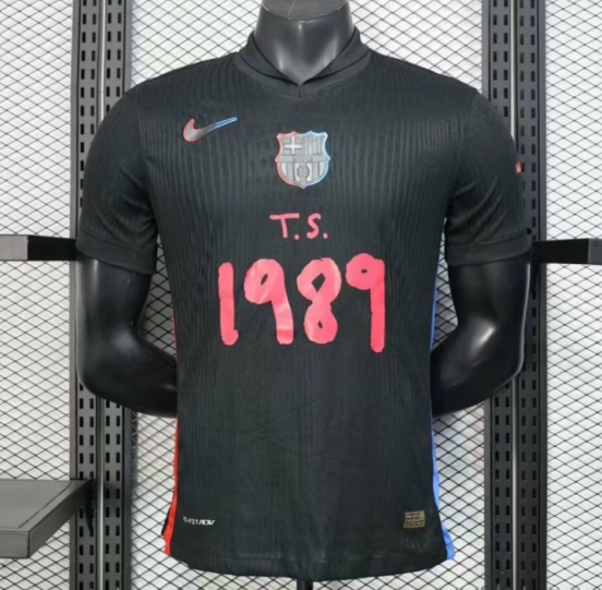 نسخة اللاعب 25/26 من قميص نادي برشلونة باللون الأسود مع قميص "T.S. 1989" باللون الوردي