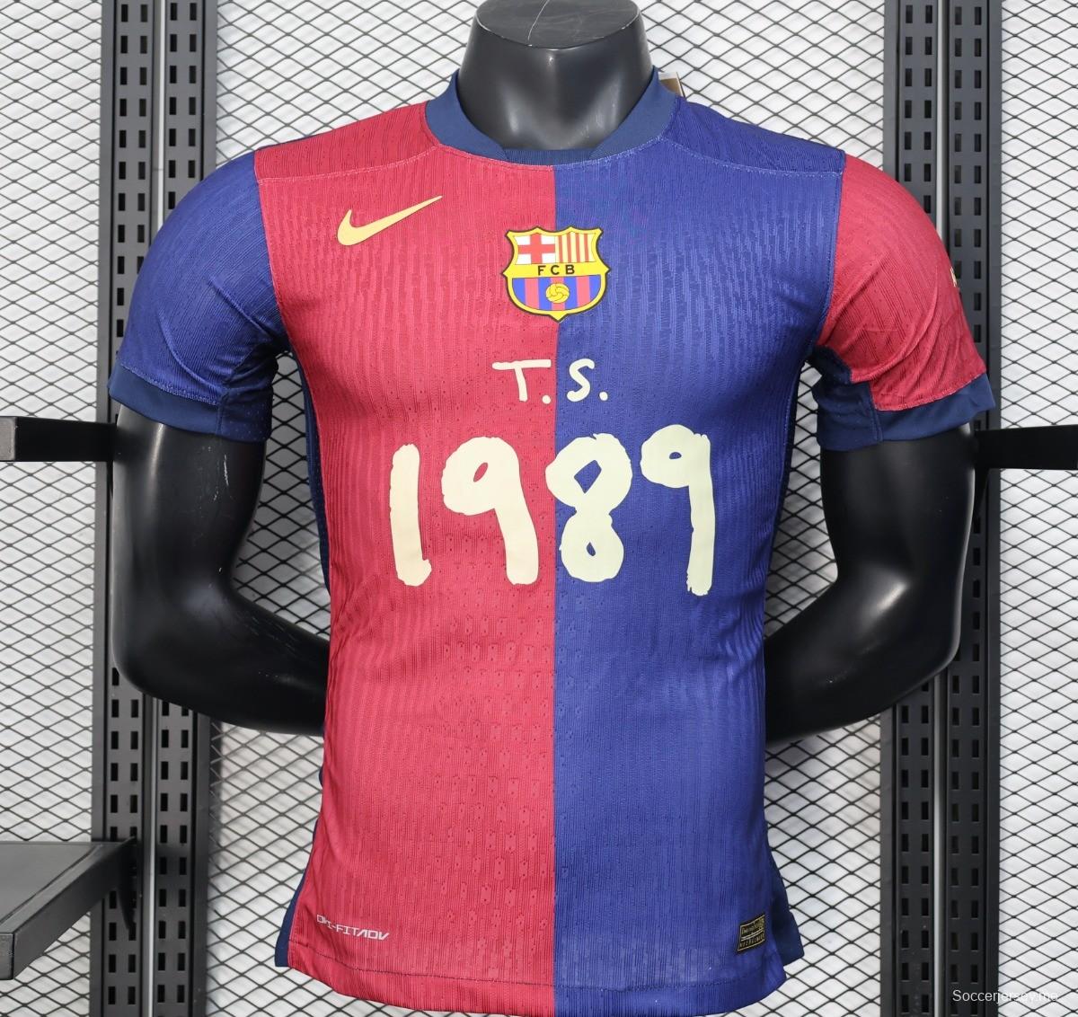 إصدار اللاعب 25/26 قميص نادي برشلونة مع قميص "T.S. 1989" الوردي اللون الوردي