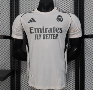 إصدار اللاعب 25/26 ريال مدريد أبيض مع قميص أبيض بنقشة مزخرفة