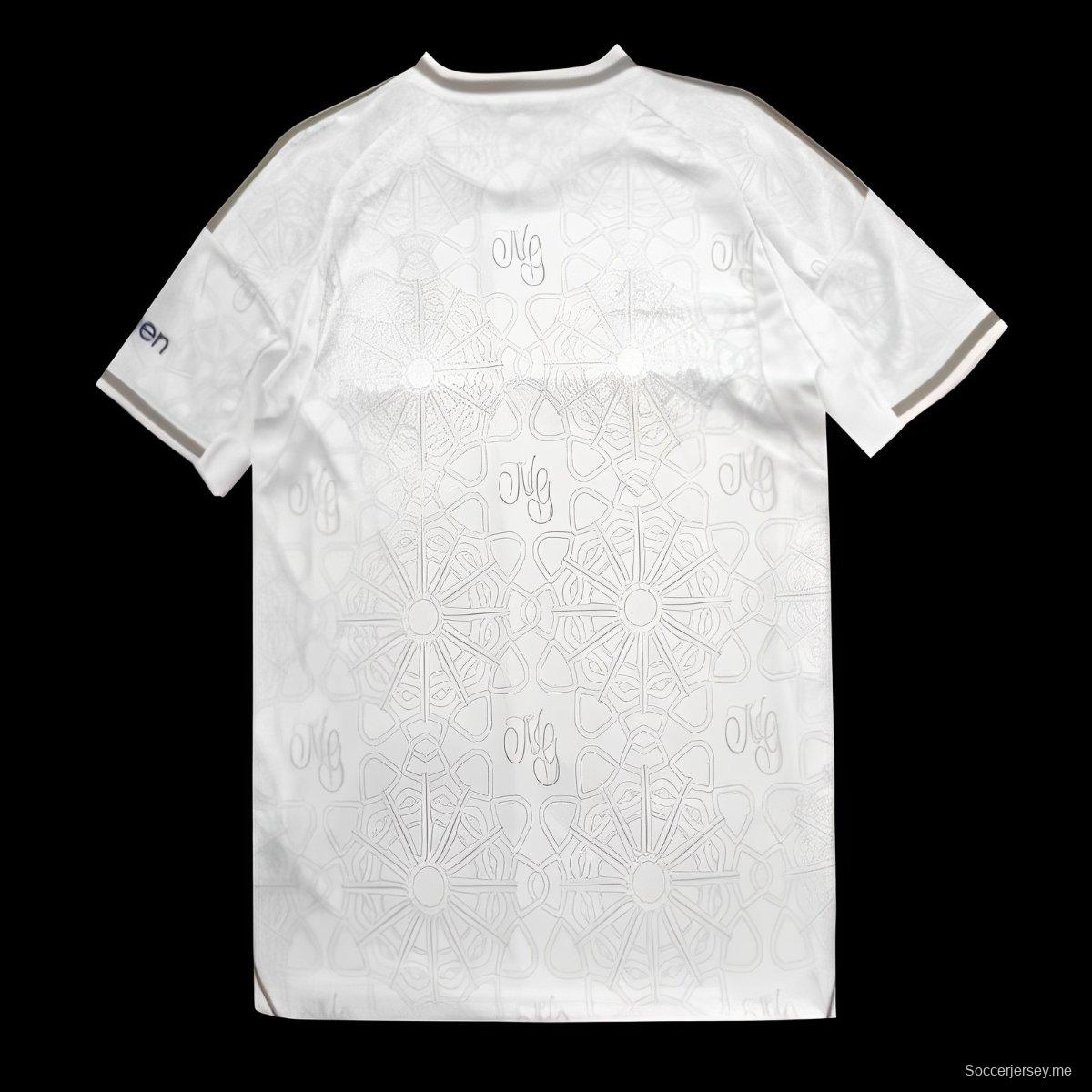 25/26 قميص فريق نوتنجهام فورست خارج الملعب