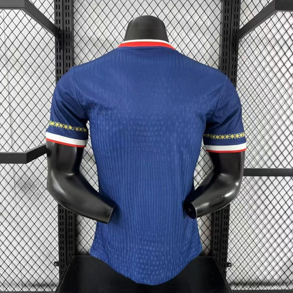نسخة اللاعب 25/26 من قميص خاص بتصميم بطل باريس سان جيرمان بتصميم خاص