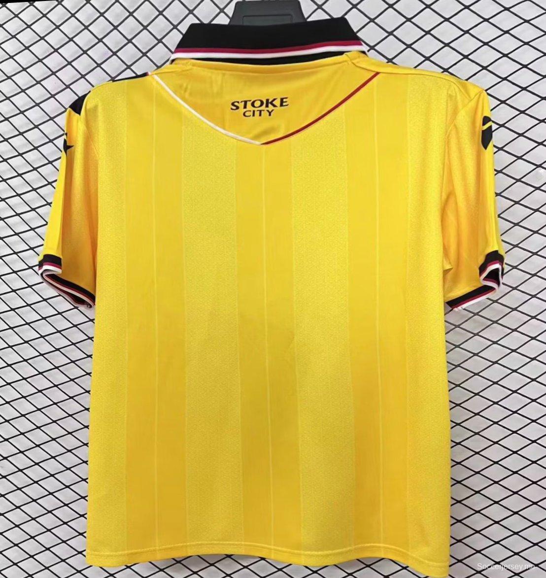 25/26 قميص ستوك سيتي الأصفر خارج الملعب