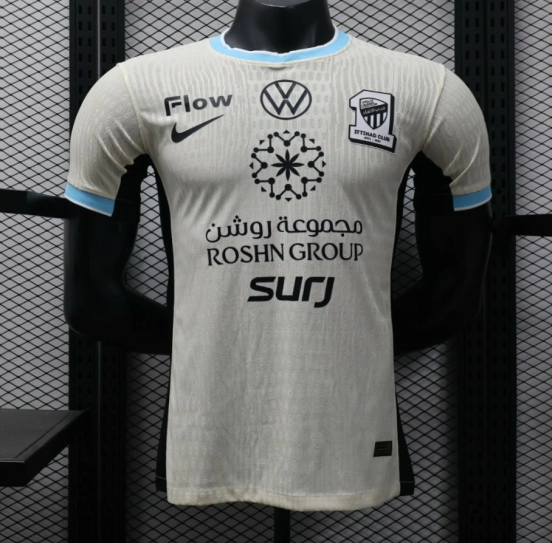 إصدار اللاعب 25/26 قميص الاتحاد الأبيض خارج ملعبه 25/26