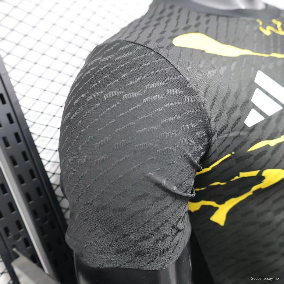 إصدار اللاعب 25/26 ريال مدريد × أفينجرز جرافيك قميص أسود اللون أسود اللون