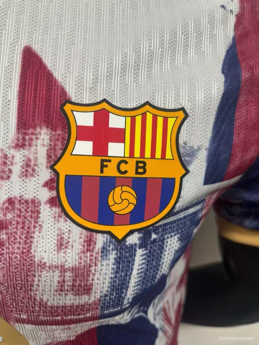 قميص اللاعبين نسخة 25/26 برشلونة أبيض مع طبعة تجريدية بفرشاة بلوغرانا وحواف ذهبية