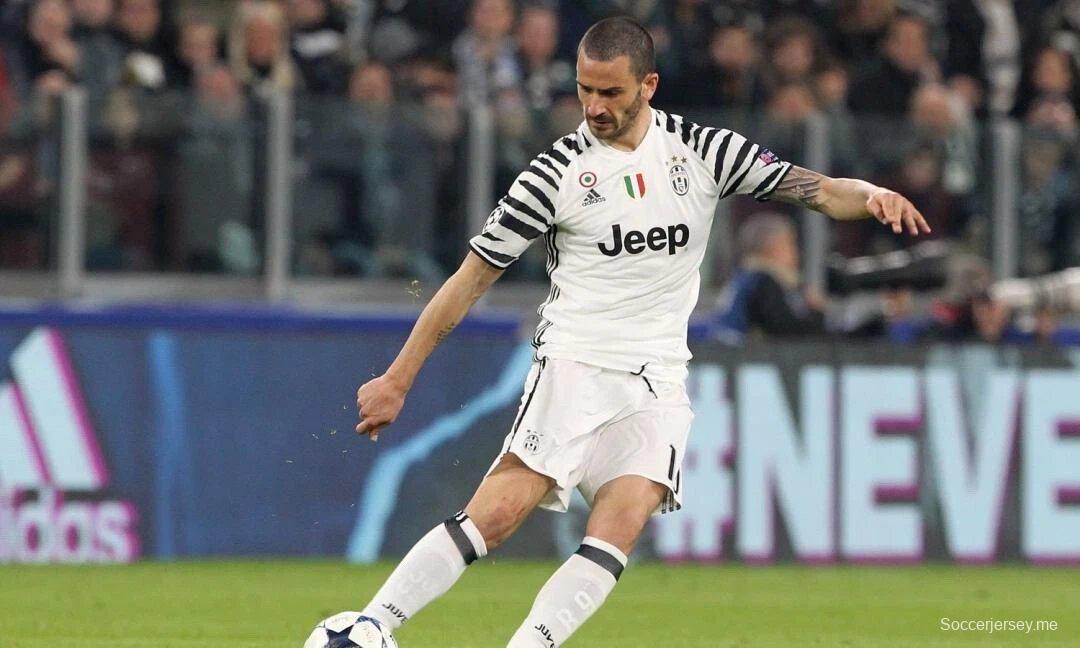 القميص الثالث لفريق يوفنتوس لموسم 2016/2017