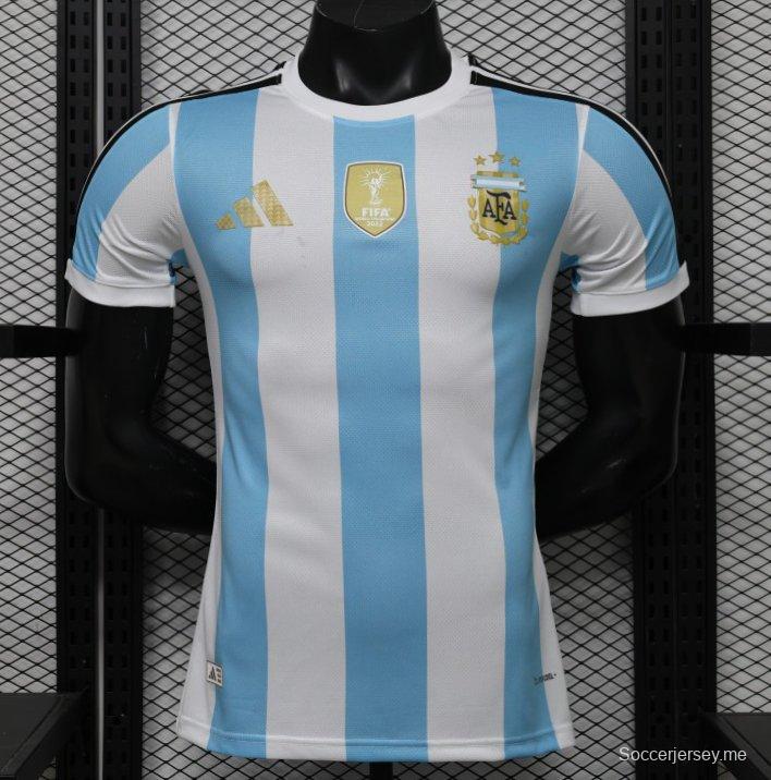 قميص المنتخب الأرجنتيني للمباريات على أرضه، إصدار اللاعب 2027، باللونين الأبيض والأزرق الفاتح مع شارة بطل كأس العالم FIFA
