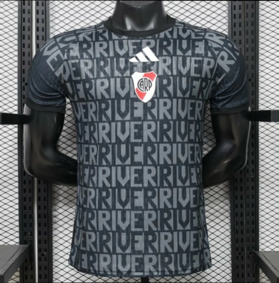 قميص اللاعب رقم 26/27 الخاص بنادي ريفر بليت للعب خارج أرضه باللون الأسود مع طباعة حروف على كامل القميص