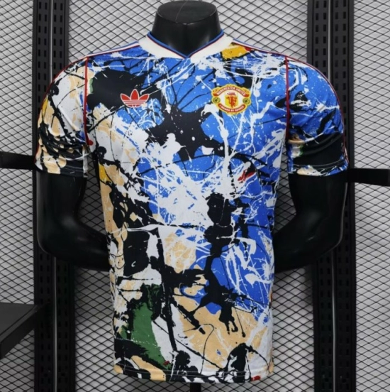 قميص اللاعب الإصدار 26/27 من مانشستر يونايتد، طراز "Multicolor Paint Splash Art" الخاص