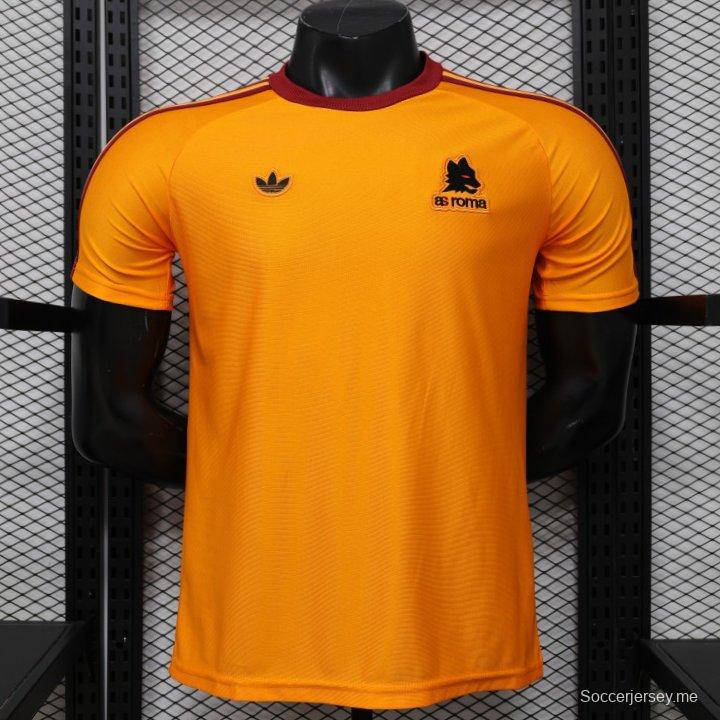 قميص اللاعب الإصدار 26/27، نسخة خاصة باللون البرتقالي من فريق روما بالتعاون مع Adidas Originals