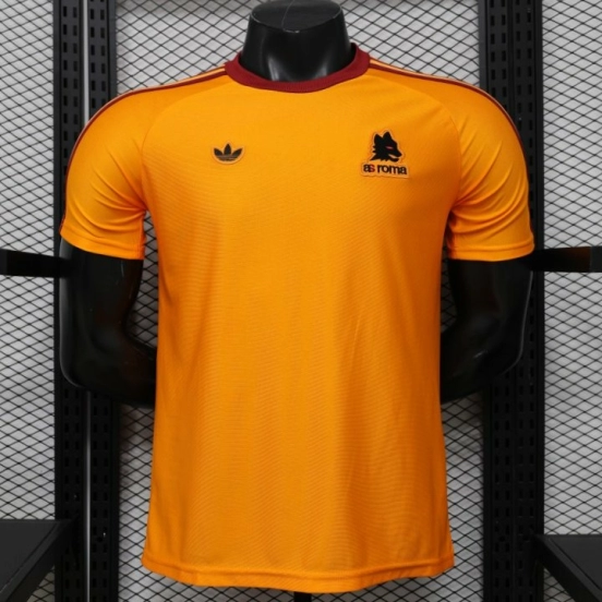 قميص اللاعب الإصدار 26/27، نسخة خاصة باللون البرتقالي من فريق روما بالتعاون مع Adidas Originals