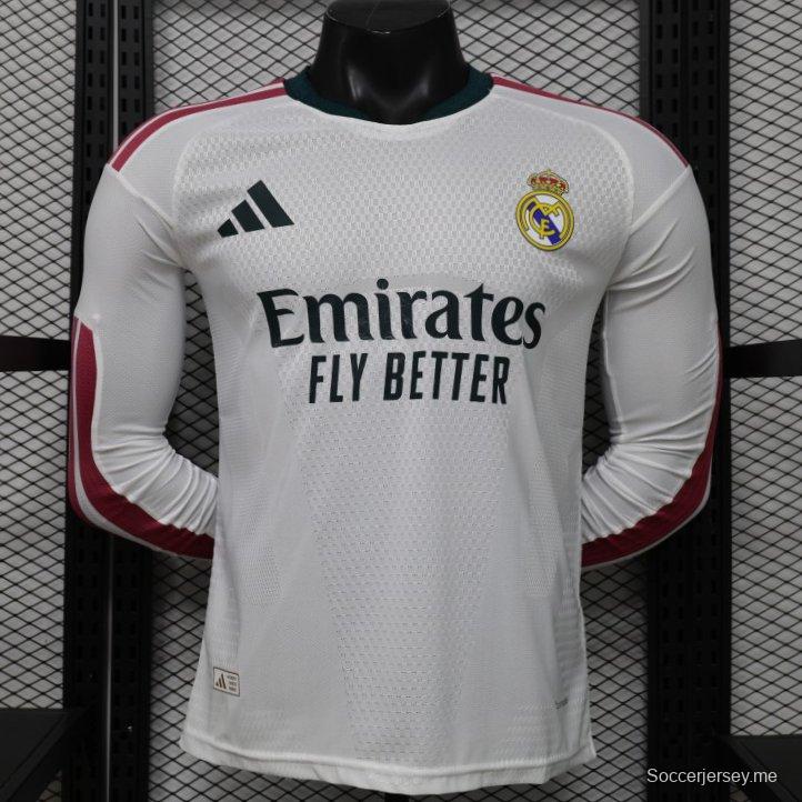 قميص اللاعب رقم 26/27، ريال مدريد، أبيض بخط بورجوندي، قميص المباراة الرئيسية بأكمام طويلة