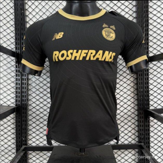 قميص ديبورتيفو تولوكا لكرة القدم (إصدار اللاعبين 26/27) من نيو بالانس للعب خارج أرضه باللونين الأسود والذهبي