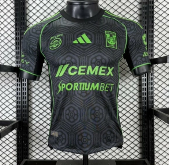 قميص اللاعب رقم 25/26 لفريق تيغريس UANL من أديداس، الطبعة الثالثة / الطبعة الخاصة باللون الأسود (نسخة SPORTIUMBET)