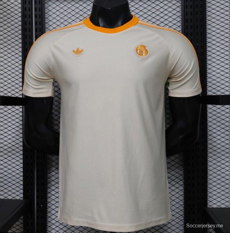 قميص لاعب بايرن ميونيخ طراز 26/27 باللونين الكريمي والأبيض، إصدار كلاسيكي من عام 1990، بأكمام قصيرة