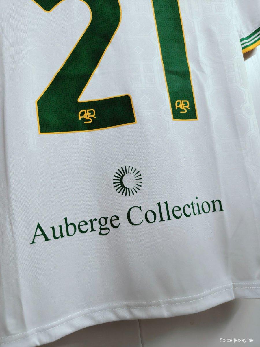 القميص الأبيض الثالث لفريق روما لموسم 2025/2026 مع شعار الراعي الكامل