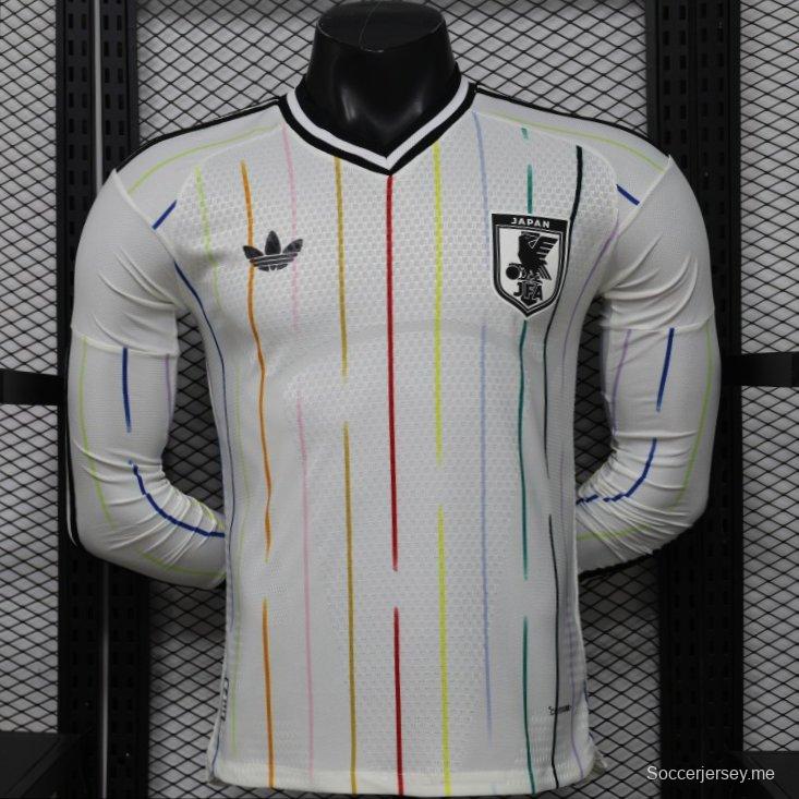 قميص لاعب طويل الأكمام من الإصدار 2026، الإصدار الخاص باليابان، باللون الأبيض مع خطوط رفيعة بألوان قوس قزح