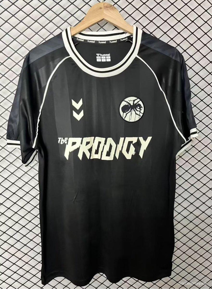 26/27 قميص كرة القدم من The Prodigy × Hummel، إصدار محدود، باللونين الأسود والأبيض