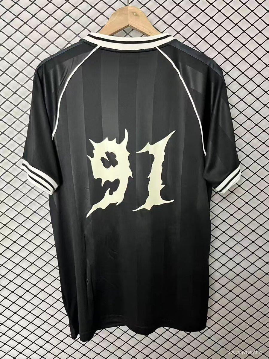 26/27 قميص كرة القدم من The Prodigy × Hummel، إصدار محدود، باللونين الأسود والأبيض