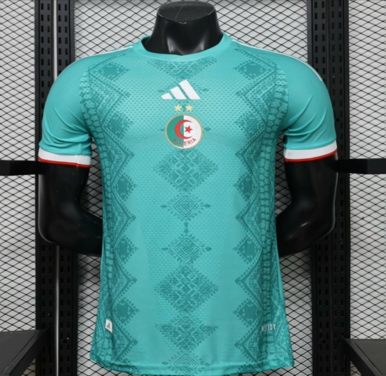 قميص خارجي خاص بالمنتخب الجزائري للموسم 2026/2027 باللون الأخضر الفاتح