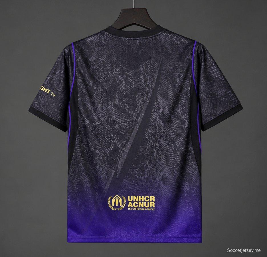 26/27 قميص برشلونة خارج أرضه "Purple Mamba" باللونين الأرجواني والأسود