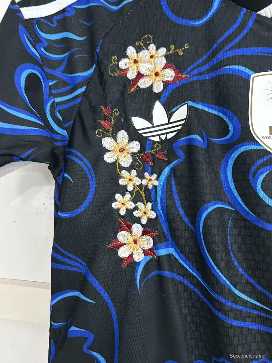 قميص لاعب خاص باللون الأبيض الفاتح من إصدار «Floral Edition» للمنتخب الأرجنتيني خارج أرضه، إصدار 2026
